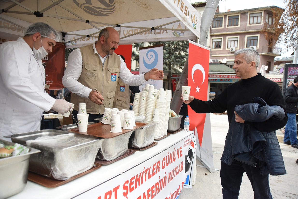 Altınordu Belediyesi Hoşaf ve Ekmek Dağıtarak O Günü Yaşattı
