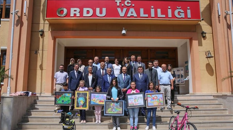 Vali Yavuz, Dereceye Giren Öğrencilere Ödüllerini Verdi