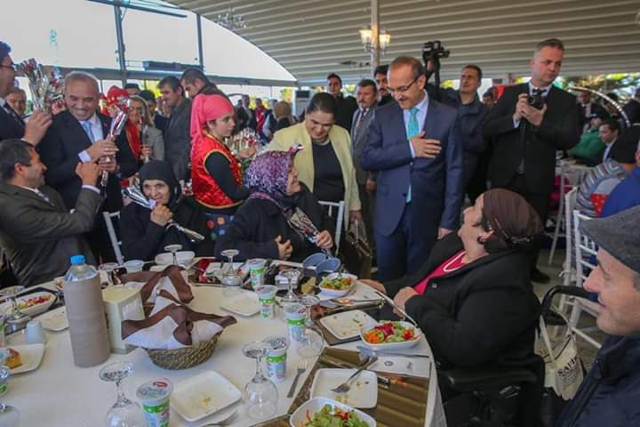 Vali Yavuz, Engellilerle Yemek Programında Bir Araya Geldi