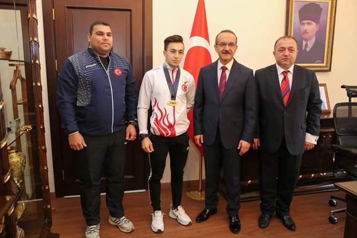 Vali Yavuz, Şampiyon Sporcuyu Ödüllendirdi