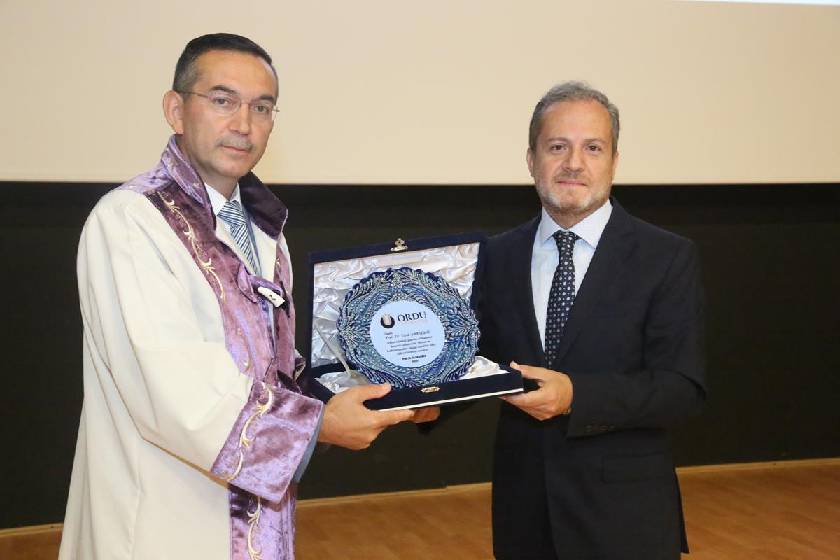 Prof. Dr. Ali Akdoğan, Törenle Rektörlük görevine Başladı