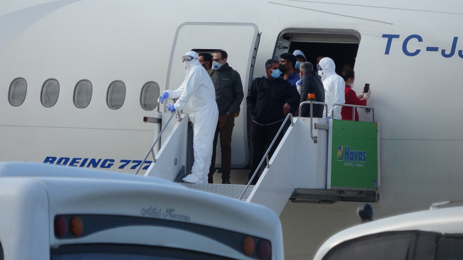 Kuveyt’ten Tahliye Edilen İşçiler Ordu-Giresun Havalimanına Getirildi
